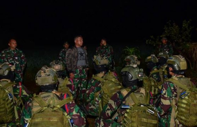 Danpasmar 1 Brigjen TNI (Mar) Dr. Hermanto Tinjau Prajuritnya Terjun Tempur Malam