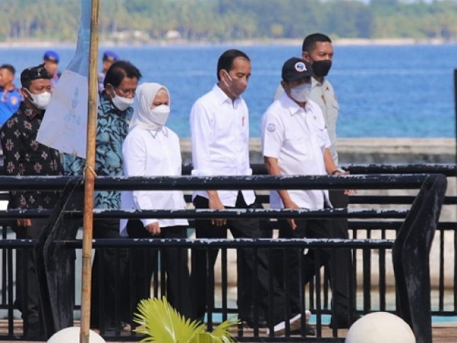 Disaksikan Presiden, Menteri Trenggono Berikan Bantuan Rp 36 M ke Masyarakat Wakatobi 