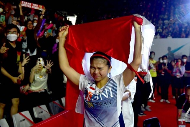 Greysia Polii secara resmi mengumumkan pensiun sebagai atlet profesional di Istora Senayan, Jakarta, Minggu (12/6). Dia gantung raket pada usia 34 tahun. Greysia lalu melakukan victory lap dan menyapa seluruh penonton yang hadir.(foto:muchlis/kemenpora.go.id)