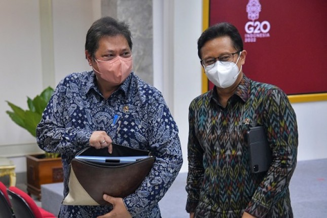 Menko Ekon Airlangga Hartarto dan Menkes Budi Gunadi Sadikin memberikan keterangan pers usai mengikuti Ratas PPKM, Senin (13/06/2022), di Kantor Presiden, Jakarta. (Foto: Humas Setkab/Rahmat) 