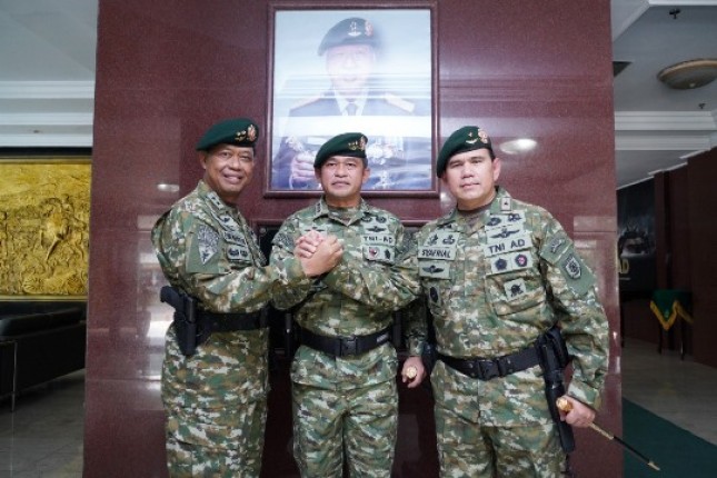 Pangkostrad Letjen TNI Maruli Simanjuntak (Tengah) 