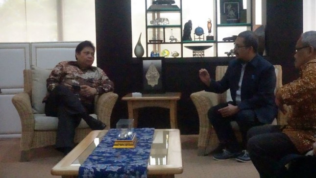 Menteri Perindustrian, Airlangga Hartarto saat menerima kunjungan Direktur Pusat Mikroelektronika Institut Teknologi Bandung (ITB), Trio Adiono di Kantor Kemenperin, Jakarta
