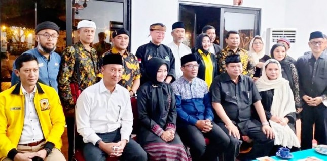 Menperin Agus dan Menko Perekonomian Airlangga Hartarto Takziah ke Kediaman Ridwan Kamil