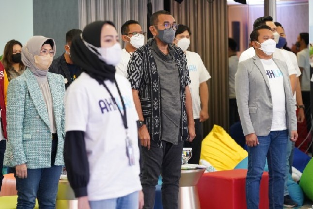 Direktur Compliance & Human Capital PT Bank Syariah Indonesia Tbk (BSI) Tribuana Tunggadewi dan Staf Khusus III Menteri BUMN Kementerian BUMN Arya Sinulingga saat diskusi peran milenial BSI