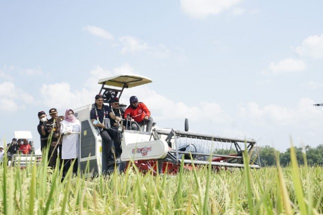 Mentan SYL, perwakilan FAO Indonesia menaikin alat mesin pertanian 