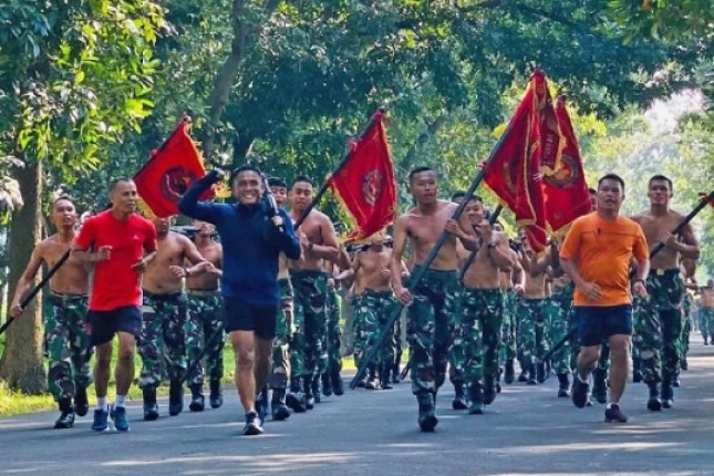 Komandan Brigade Infanteri 2 Marinir Kolonel Marinir Rudi Harto Marpaung Berlari Bersama Prajurit 