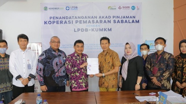 Dirut LPDB-KUMKM Supomo saat menyerahkan dana bergulir untuk Koperasi Sabalam Lampung