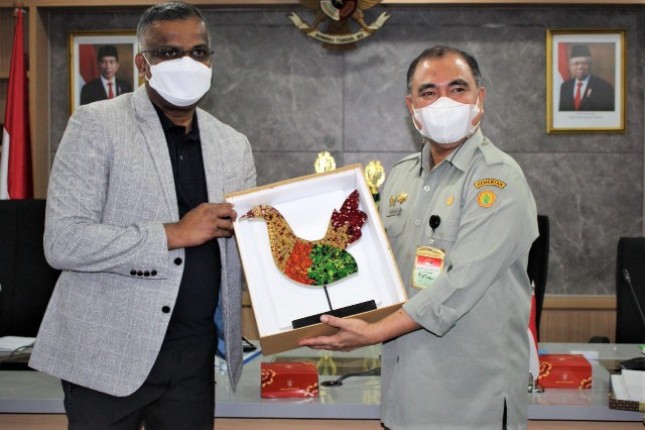 Dirjen PKH Nasrullah memegang Plakat Unggas