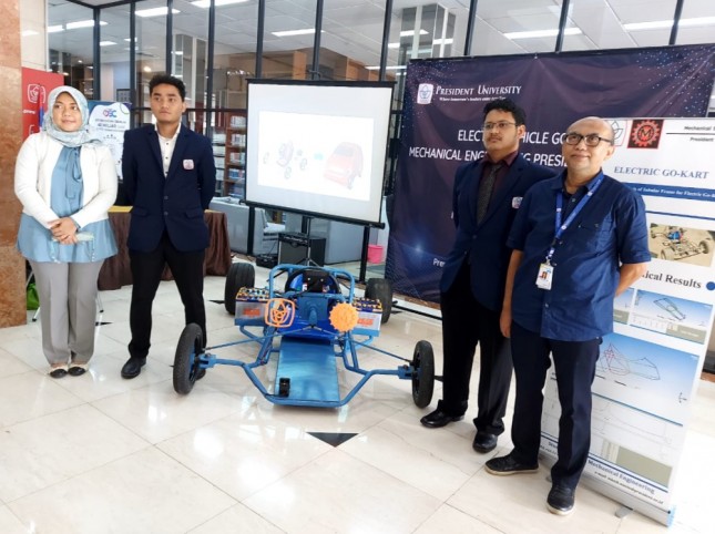 Mahasiswa President University berupaya mengikuti tren adanya mobil listrik di dunia, termasuk di Indonesia (Foto: President University)
