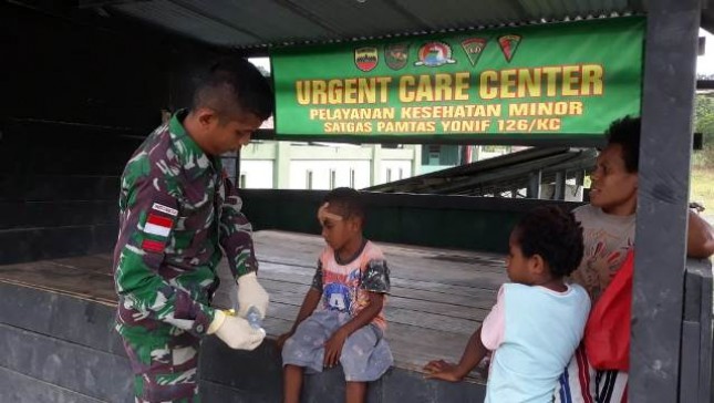 Satgas Pamtas Yonif 126 Kala Cakti Beri Pengobatan untuk Anak Papua
