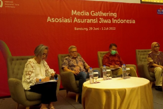 Pengurus AAJI saat menjadi pembicara pada media Gathering di Bandung 