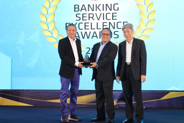 Direktur Information Technology BSI Achmad Syafii (tengah) menerima penghargaan Digital Banking dari Pemimpin Redaksi Infobank Eko B. Supriyanto (kiri) atas inovasi yang terus dilakukan dalam transformasi digital. 