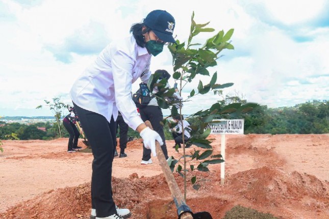 Direktur SDM dan Hukum PT ASABRI (Persero) Sri Ainin Muktirizka beserta jajaran menghadiri langsung Penanaman Pohon di Polda Kepulauan Riau