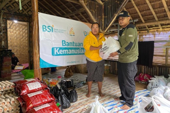 PT Bank Syariah Indonesia Tbk (BSI) dan Lembaga Amil Zakat Nasional Bangun Sejahtera Mitra Umat (Laznas BSM Umat) menyalurkan bantuan kepada warga yang terdampak banjir dan longsor yang terjadi di dua Kecamatan yaitu Pamijahan dan Kecamatan Leuwiliang, Kabupaten Bogor, Jawa Barat.