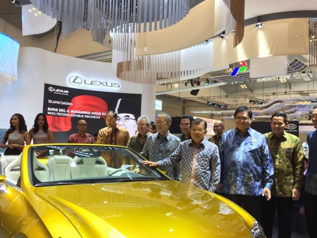 Wakil Presiden Jusuf Kalla bersama Menteri Perindustrian, Airlangga Hartarto saat melihat salah booth di pameran otomotif GIIAS 2017