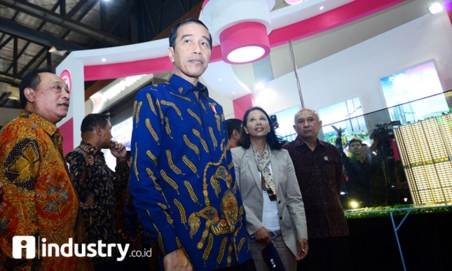 Presiden Jokowi ditemani Meneg BUMN Rini Sumarno dan Dirut Bank BTN Maryono di acara IPEX 2017 (dok Industry.co.id)