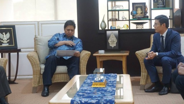 Menteri Perindustrian, Airlangga Hartarto saat menerima kunjungan Presiden CFLD, Mr Max di Kantor Kemenperin, Jakarta