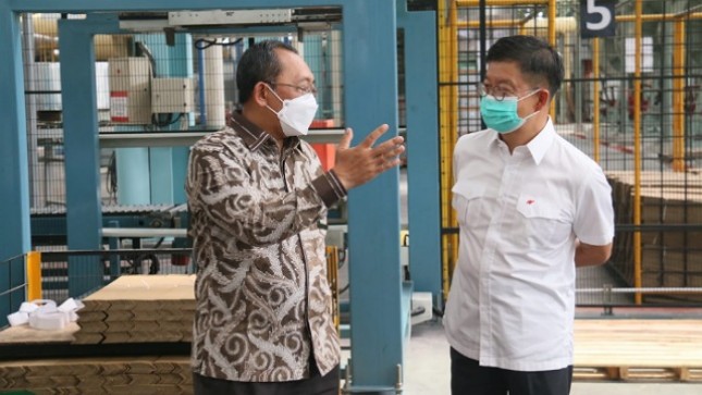Dirjen IKFT Ignatius Warsito berbincang dengan Direktur Utama PT Arwana Citramulia Tbk, Tandean Rustandy (kanan) saat meninjau Perluasan Pabrik Plant 5B dan Pabrik Plant 5C PT Arwana Citramulia Tbk di Mojokerto, Jawa Timur