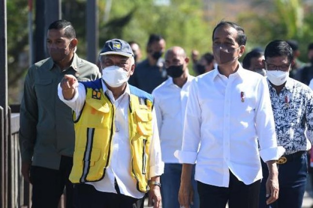 Presiden Jokowi dan Menteri PUPR Basuki Tinjau Proyek Pengembangan Sarana  Hunian di Labuan Bajo - Industry.co.id - Industry News - Berita Industri