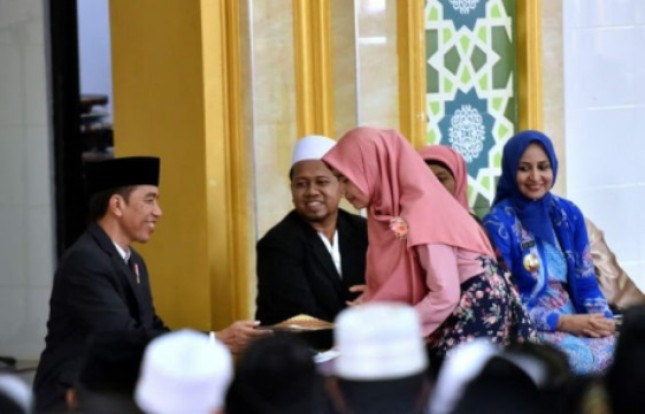 Presiden Jokowi Dapat Puisi dari Santri Ponpes Nurul Islam Jember (Foto Setkab)