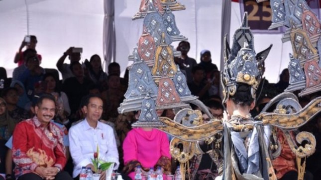 Presiden Jokowi dan Menpar Arief Yahya saksikan Jember Fashion Carnaval (Minggu 13/8/2017 (Foto Tribunnews)