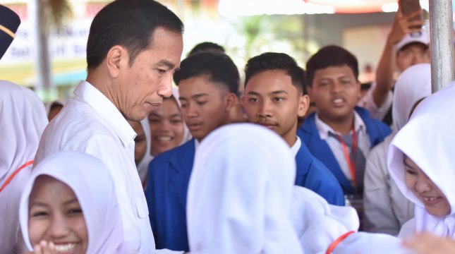 Presiden Jokowi di tengah siswa penerima KIP di SMP Negeri 7, Jalan Cenderawasih, Kabupaten Jember, Jatim, Minggu (13/8). (Foto: Setkab/Agung)