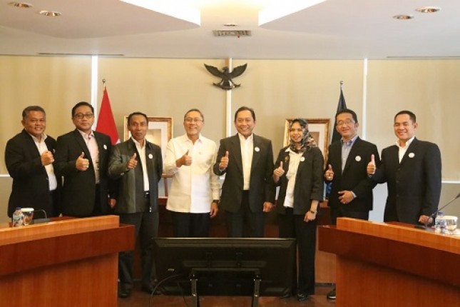 Menteri Perdagangan Zulkifli Hasan saat menerima Kepengurusan Perhimpunan BUMD Aneka Usaha Seluruh Indonesia (Perdasi) yang diketuai oleh Pamrihadi Wiraryo di Kantor Kementerian Perdagangan, Jum’at 29/7/2022. 