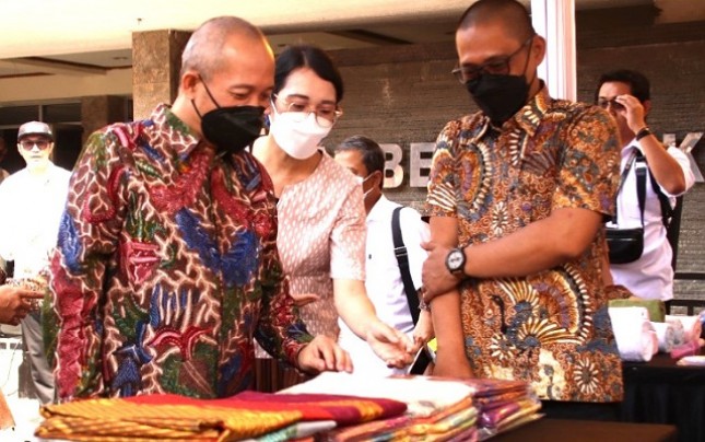 Kepala Badan Standardisasi dan Kebijakan Jasa Industri (BSKJI) Kementerian Perindustrian, Doddy Rahadi (kanan depan) menghadiri acara peringatan 100 tahun industri tekstil Indonesia