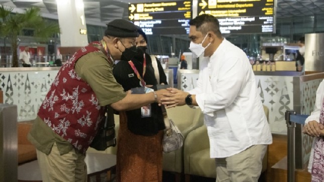 Direktur Sales & Distribution BSI Anton Sukarna (kanan) menyapa kepulangan ibadah haji para jamaah haji Indonesia saat tiba di Bandara Soekarna Hatta. 