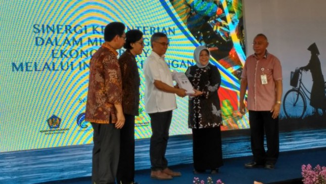 Prosesi Penyerahan Program Pilot Project Pembiayaan Ultra Mikro (UMi) kota Bogor kepada Bupati Bogor Nurhayanti dari Ketua Komisioner OJK Wimboh Santoso, Senin (14/8/2017) di Desa Pasir Angin Mega Mendung