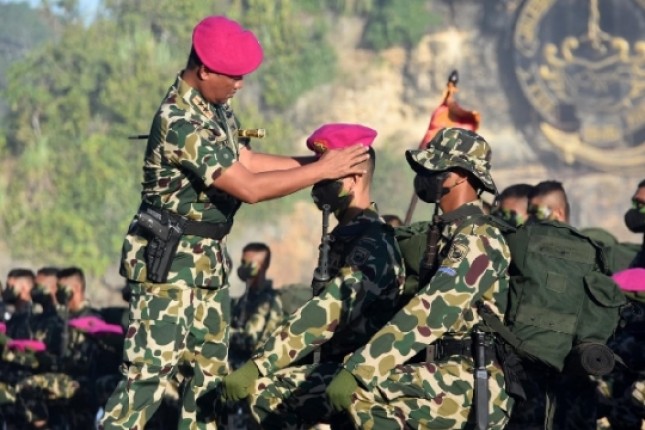 Dankormar Sematkan Baret Ungu krpada 273 Prajurit Muda Korps Marinir