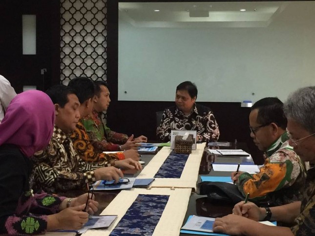 Menteri Perindustrian, Airlangga hartarto saat menerima kunjungan dari Gubernur Lampung, Ridho Ficardo