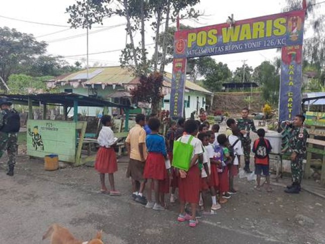 Satgas Yonif 126KC Edukasikan Cara Cuci Tangan Warga Perbatasan Papua