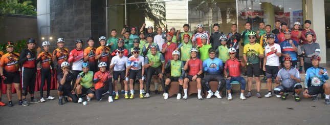Danrem 174/ATW Brigjen Reza Pahlevi Gowes Bersama Komunitas Sepeda Merauke Meriahkan HUT RI Ke-77