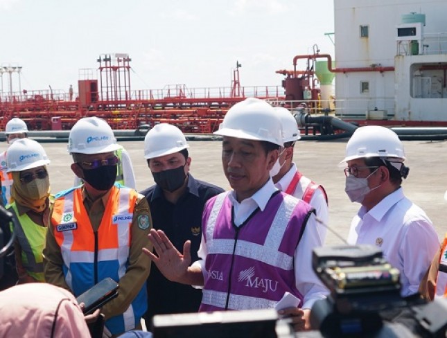 Presiden Jokowi didampingi Seskab Pramono Anung memberikan keterangan pers usai meresmikan Terminal Kijing, Mempawah, Kalbar, Selasa (09/08/2022). (Foto: Humas Setkab/Fitri) 