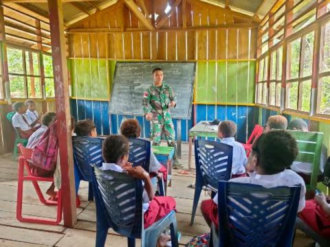 Satgas Yonif 126 KC Jadi Tenaga Pendidik di Perbatasan Papua