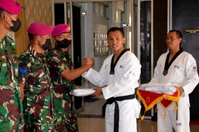 Danyonif 1 Marinir Berikan Baju Tae Kwondo kepada Atlet Kwondo
