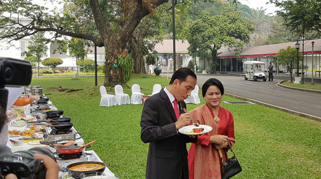  Presiden RI Joko Widodo dan Ibu Negara Iriana Jokowi Mencicipi Masakan Berbagai olahan Ikan dari Pemenang dan Finalis Lomba Masak Ikan Nusantara 2017 di halaman Istana Kepresidenan Jakarta