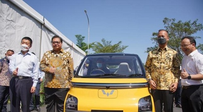 Menteri Koordinator Bidang Perekonomian Airlangga Hartarto mengatakan Indonesia bukan cuma pangsa pasar kendaraan listrik (EV) yang besar, namun juga tempat manufaktur kendaraan listrik. 