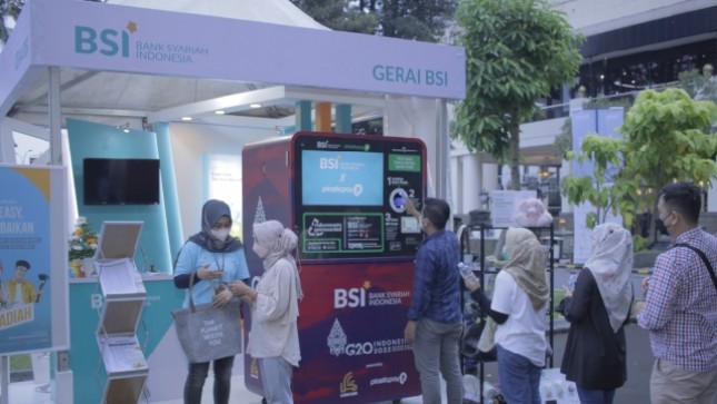 Para peserta Mandiri Jogja Marathon 2022 dan pengunjung Plaza Ambarukmo antusias menukarkan botol plastik dengan saldo tabungan BSI melalui Vending Machine sampah plastik. 