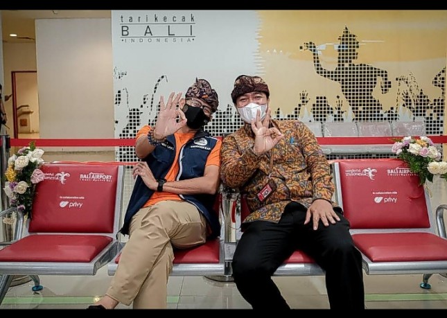 Menparekraf Sandiaga Uno - Handhy Heryudhitiawan (GM Bandara Internasional I Gusti Ngurah Rai, Bali 