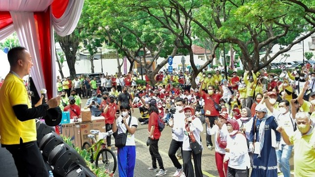Menperin Agus Gumiwang Kartasasmita saat membuka gelaran Pesta Rakyat dan Jalan Sehat