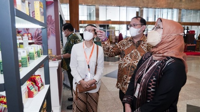 Dirjen IKMA Kemenperin Reni Yanita saat mengunjungi pameran Adirasa Nusantara
