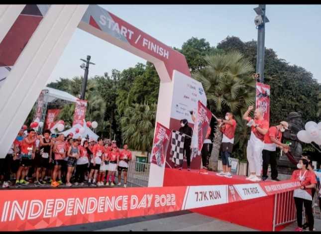 Menparekraf Sandiaga Uno melepas peserta "Run and Ride for Indepedence Day" di Plaza Utara GBK Senayan, Jakarta