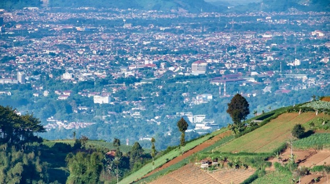 Pemandangan Kota Bandung dari Bukit Moko | Sumber: Shutterstock - Adnan Hidayat P