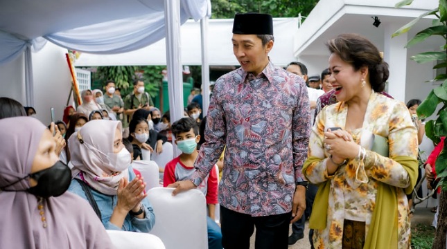 Dedie Abdu Rachim (kiri) Wakil Walikota Bogor bersama Melli Nuraeni Darsa (kanan) di acara imunisasi anak dan penyuluhan kesehatan