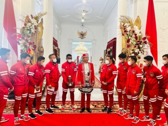 Tepat Dihari HUT RI ke 77 Presiden Jokowi Terima Timnas U-16 di Istana Merdeka