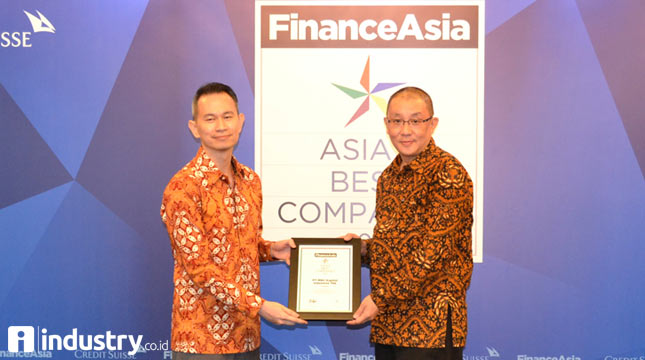 Direktur Utama PT MNC Kapital Indonesia Tbk, Andrew Haswin (kanan) menerima penghargaan dari Finance-Asia yang diserahkan oleh Robby Winarta, Managing Director, Southeast Asia, Credit Suisse (kiri) dalam acara Finance-Asia Asias Best Companies 2017