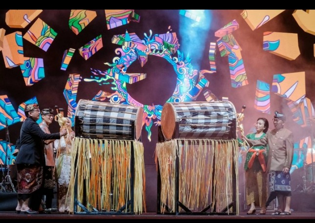 Menparekraf Sandiaga Uno, Menteri PPPA I Gusti Ayu Bintang Darmawati, Wagub Bali Tjok Oka Artha Ardhana Sukawati bersama Chairman Sanur Village Festival Ida Bagus Gede Agung Sidharta Putra membuka Sanur Village Festival di Pantai Matahari Terbit, Sanur Kaja, Kamis (18/8/2022).