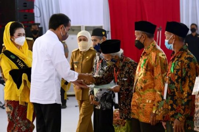 Presiden Jokowi Serahkan Sertifikat Tanah Untuk Rakyat…